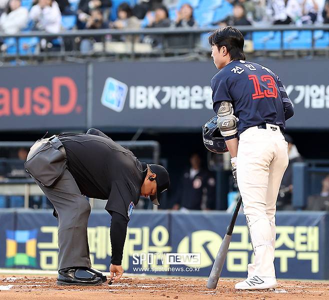 ▲ 전민재, 최영주 심판 ⓒ곽혜미 기자
