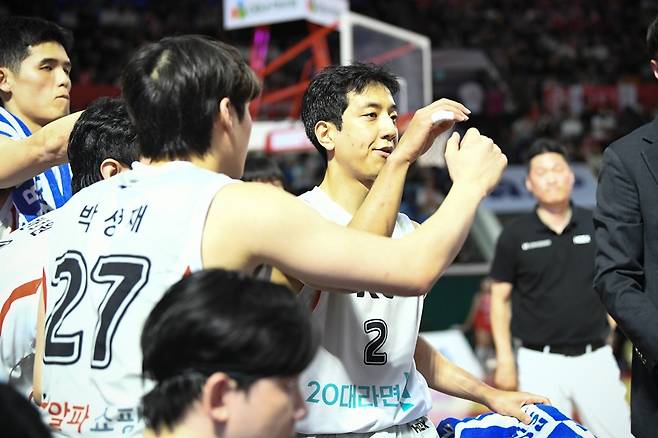 ▲ 허훈에게 수비는 집중된다. 경기를 많이 치를수록 체력은 크게 떨어진다 ⓒ KBL