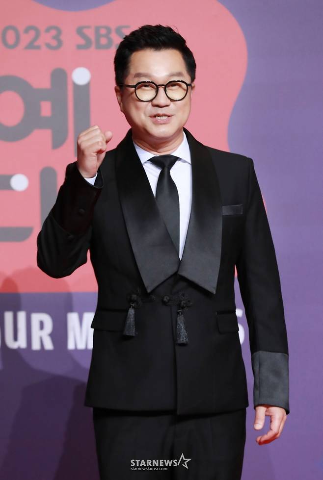 코미디언 지상렬이 29일 오후 서울 상암동 SBS 프리즘센터에서 진행된 2023 SBS 연예대상 포토월 행사에 참석해 포즈를 취하고 있다. /2023.12.30 /사진=이동훈