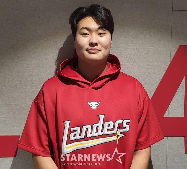 SSG 고명준이 25일 키움전을 앞두고 취재진과 인터뷰를 하고 있다. /사진=안호근 기자