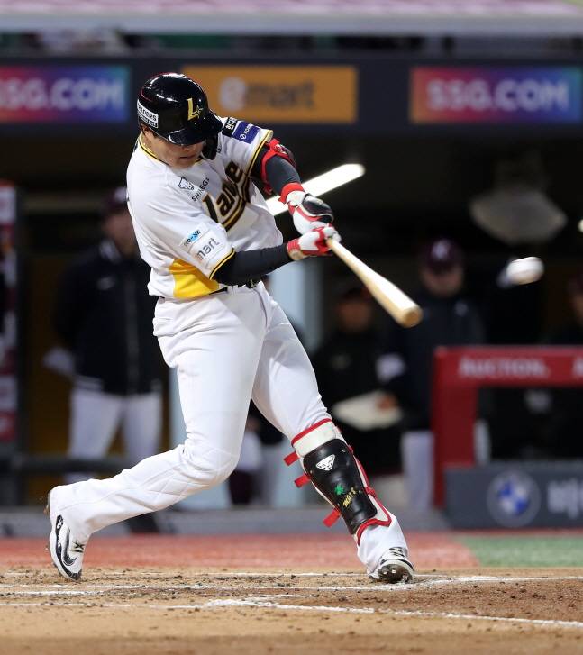25일 키움전에서 안타를 날리는 고명준. /사진=SSG 랜더스 제공