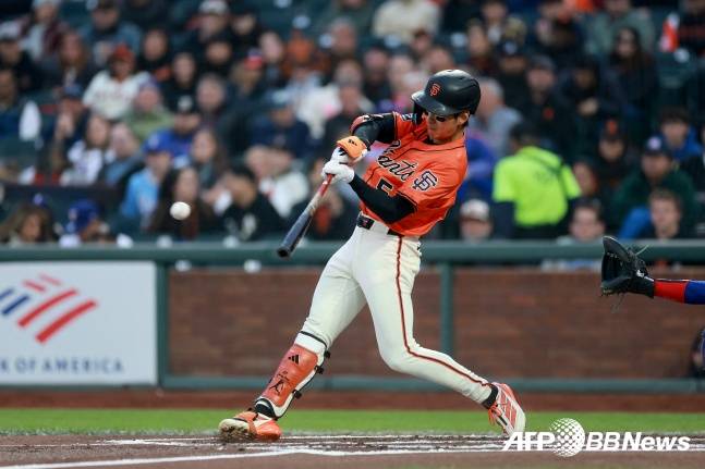 샌프란시스코의 이정후가 26일(한국시간) 미국 샌프란시스코 오라클파크에서 열린 2025 메이저리그 정규시즌 텍사스 레인저스와 홈경기에서 1회말 안타를 치고 있다. /AFPBBNews=뉴스1