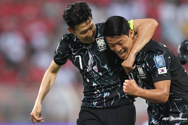 손흥민(왼쪽)과 황희찬. /AFPBBNews=뉴스1