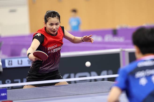 포스코의 김나영이 26일 오전 강릉아레나에서 치러진 제71회 전국남녀종별탁구선수권대회 여자 일반부 개인단식 결승전에서 주천희를 상대하고 있다. /사진=대한탁구협회 제공