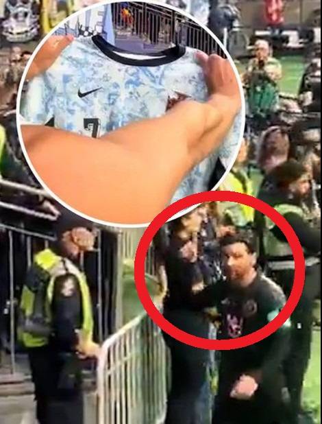 리오넬 메시가 크리스티아누 호날두 유니폼을 흔든 관중에게 짜증을 내고 있다. /사진=비인 스포츠 갈무리