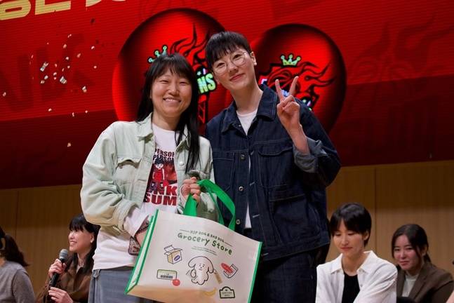 박혜진(오른쪽)이 애장품을 증정하고 있다. /사진=BNK 제공