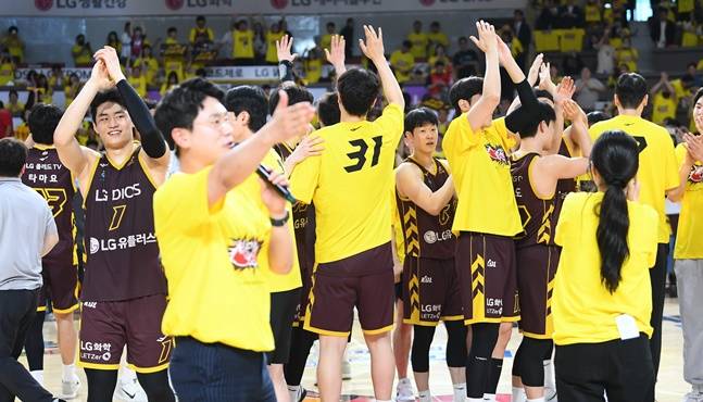 LG 선수들이 4강 플레이오프 2차전 승리 후 기뻐하고 있다. /사진=KBL 제공