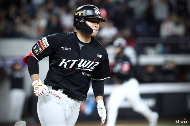 KT 권동진이 26일 대전 한화전에서 안타를 치고 출루하고 있다. /사진=KT 위즈 제공
