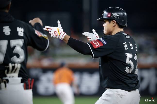 KT 권동진이 26일 대전 한화전에서 안타를 치고 세리머니하고 있다. /사진=KT 위즈 제공