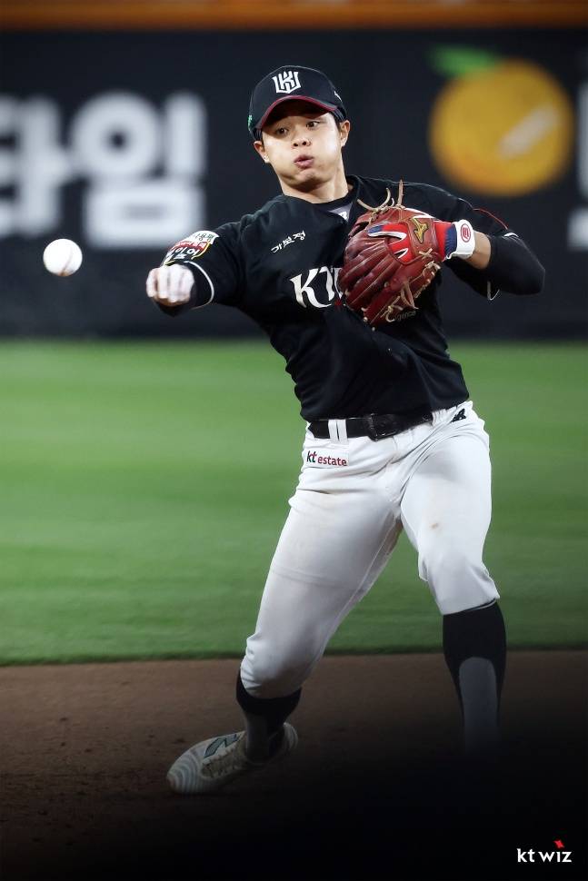 KT 유격수 권동진이 26일 대전 한화전에서 송구하고 있다. /사진=KT 위즈 제공
