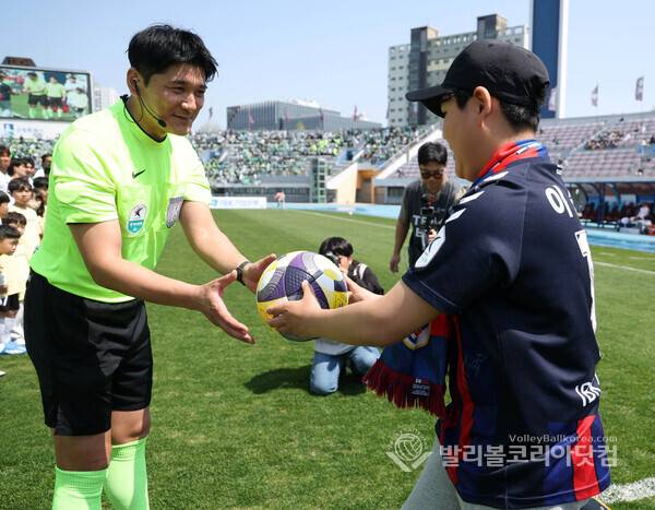 수원FC 우승림 서포터즈, 설태환 주심에게 볼 딜리버리.