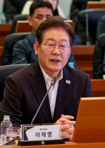 더불어민주당 이재명 대선 예비 후보가 4월 17일 대전 유성구 국방과학연구소에서 열린 간담회에 참석해 발언하고 있다.  뉴시스