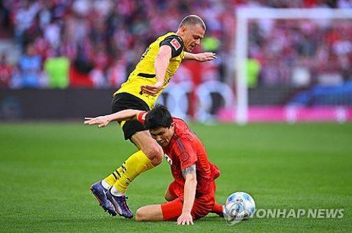 이탈리아 매체 인테르 라이브는 25일(한국시간) 김민재(바이에른 뮌헨)가 인터 밀란에 만족스럽지 못한 선수는 아니지만 가능한 목표가 아닌 듯하다고 보도했다. 2023년부터 바이에른 뮌헨에서 뛴 김민재는 다가오는 여름에 이적 가능성이 있는 선수 중 한 명이다. 인터 밀란은 김민재 영입에 관심이 있지만 김민재의 고액 연봉에 부담을 느끼고 있는 것으로 드러났다. 현재 김민재는 뮌헨에서 연봉 195억원을 수령 중인 것으로 알려졌다. 연합뉴스