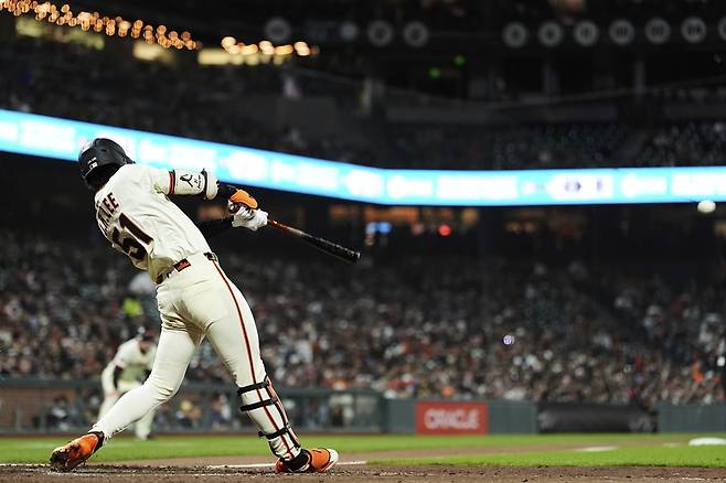 미국 메이저리그 샌프란시스코 자이언츠의 이정후가 26일(한국시간) 미국 캘리포니아주 샌프란시스코의 오라클 파크에서 열린 2025 메이저리그 텍사스 레인저스와 홈 경기에 선발출전, 첫 타석부터 안타를 기록했다. 사진 연합뉴스