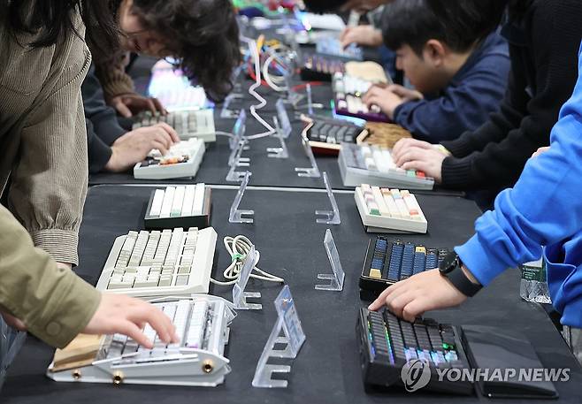 '손맛 좋은 기계식 키보드' (서울=연합뉴스) 이재희 기자 = 지난달 23일 서울 강남구 세텍에서 열린 '제2회 서울 기계식 키보드 박람회'를 찾은 관람객들이 전시된 키보드를 테스트하고 있다. 2025.4.26 scape@yna.co.kr