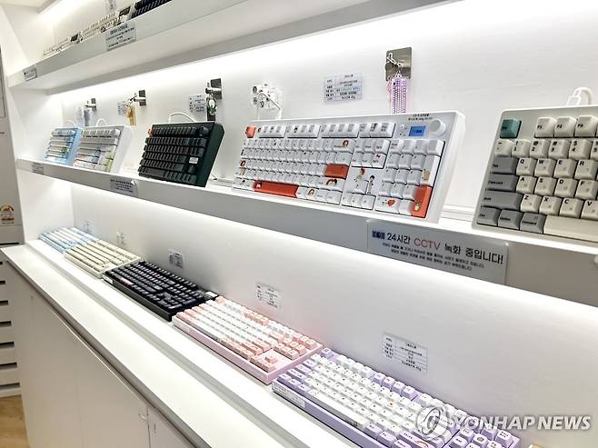 진열대 가득 메운 키보드들 (서울=연합뉴스) 김유진 인턴기자 = 지난 23일 오후 서울 용산구의 한 무인 키보드 타건숍에 다양한 기계식 키보드들이 스펙 설명과 함께 진열돼 있다. 2025.4.26