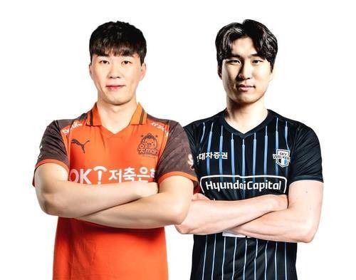 1대 1 트레이드로 유니폼을 바꿔입은 전광인(왼쪽)과 신호진 [OK저축은행 제공. 재판매 및 DB 금지]