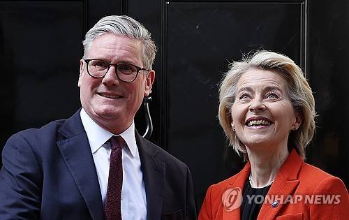 영국 총리와 EU 집행위원장 (런던 EPA=연합뉴스) 2025년 4월 24일 런던의 영국 총리 공관에서 키어 스타머(왼쪽) 영국 총리가 우르줄라 폰데어라이엔(오른쪽) 유럽연합(EU) 집행위원장을 맞아들이고 있다. (EPA/ANDY RAIN) 2025.4.26.