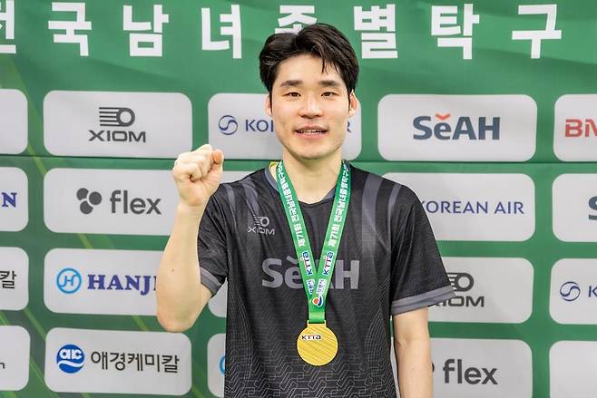 종별탁구선수권 단식 우승 포즈를 취한 장우진 [대한탁구협회 제공. 재판매 및 DB 금지]