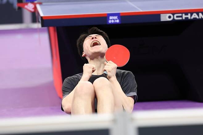 우승 확정 후 코트에 드러누워 기쁨 표현하는 장우진 [대한탁구협회 제공. 재판매 및 DB 금지]