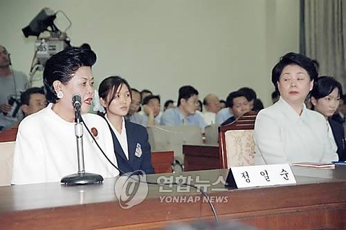 라스포사 사장 정일순 씨(왼쪽)와 최순영 전 신동아그룹 회장 부인 이형자 씨 [연합뉴스 자료사진]