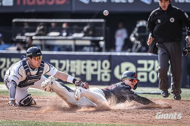 26일 두산과 경기에서 홈에 쇄도하는 롯데 윤동희(가운데) [롯데 자이언츠 제공. 재판매 및 DB 금지]