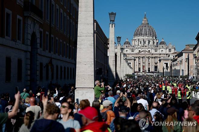 추모객 [로이터 연합뉴스 자료사진. 재판매 및 DB 금지]