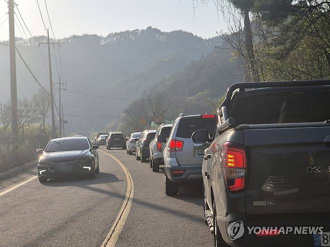 차량 정체 이어지는 인제시내 (인제=연합뉴스) 류호준 기자 = 26일 오후 강원 인제군 상남면 한 야산에서 발생한 산불로 인근 도로에 극심한 차량 정체가 이어지고 있다. 2025.4.26 ryu@yna.co.kr