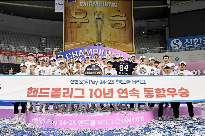 10년 연속 통합 우승을 달성한 두산 선수단. [한국핸드볼연맹 제공. 재판매 및 DB 금지]