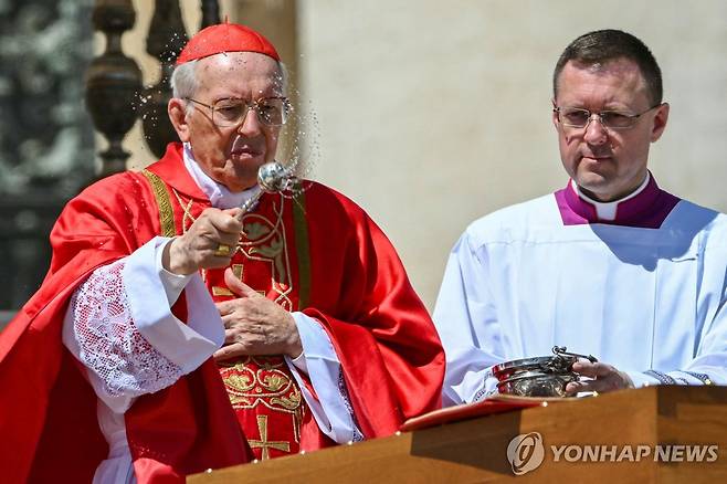 교황 장례미사 주례하는 조반니 바티스타 레 추기경단장 [AFP=연합뉴스]