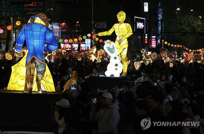 연등행렬에 등장한 올라프 (서울=연합뉴스) 서명곤 기자 = 불기 2569년(2025년) 부처님오신날(5월 5일)을 앞두고 26일 연등 행렬이 흥인지문(동대문)을 출발해 종로를 지나 조계사로 향하고 있다. 2025.4.26 seephoto@yna.co.kr