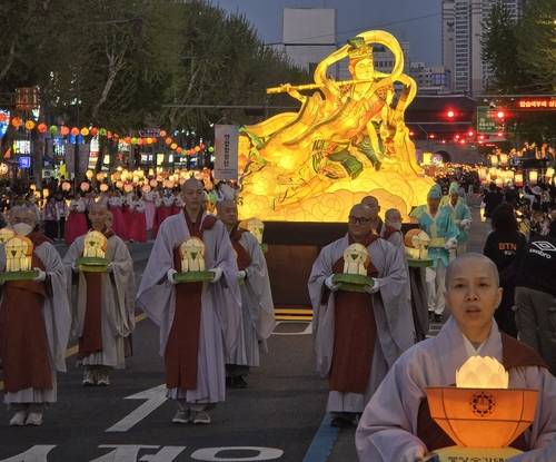 종로 물들인 연등행렬 (서울=연합뉴스) 이세원 기자 = 불기 2569년(2025년) 부처님오신날(5월 5일)을 앞둔 26일 오후 서울 종로에서 연등행렬이 열리고 있다. 2025.4.26