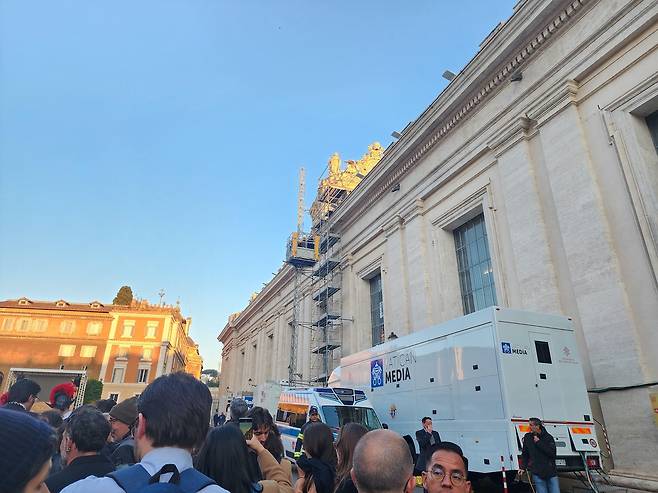 취재진 수송용 간이 엘리베이터 (바티칸=연합뉴스) 신창용 특파원 = 26일(현지시간) 바티칸 성 베드로 광장에서 열리는 프란치스코 교황의 장례 미사를 앞두고 취재진들이 엘리베이터를 타기 위해 대기하고 있다. 2025.04.26 changyong@yna.co.kr