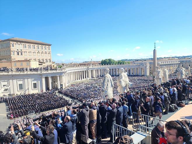 프란치스코 교황 장례 미사 (바티칸=연합뉴스) 신창용 특파원 = 26일(현지시간) 바티칸 성 베드로 광장에서 프란치스코 교황의 장례 미사가 열리고 있다. 2025.04.26 changyong@yna.co.kr
