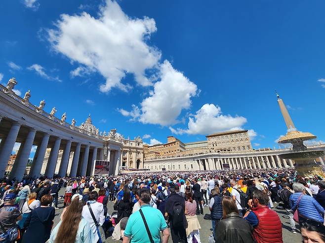 프란치스코 교황 장례 미사 (바티칸=연합뉴스) 신창용 특파원 = 26일(현지시간) 바티칸 성 베드로 광장에서 프란치스코 교황의 장례 미사가 열리고 있다. 2025.04.26 changyong@yna.co.kr