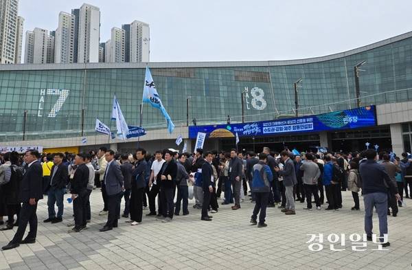 27일 오후 2시께 고양시 킨텍스 제2전시장 일대에 더불어민주당 제21대 대통령 수도권·강원·제주 합동연설회를 찾은 지지자들로 북적이고 있다. 2025.4.27 /김태강기자 think@kyeongin.com