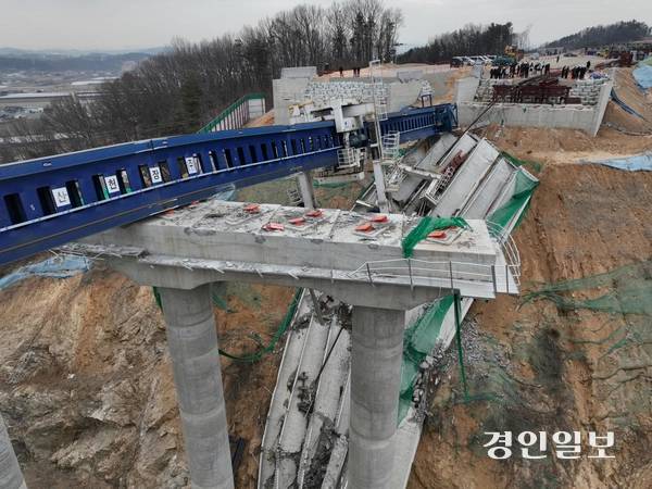 10명의 사상자가 발생한 안성시 서울세종고속도로 건설 공사 교량 상판 붕괴 사고 현장에서 지난달 28일 경찰과 국과수, 산업안전공단, 국립재난안전연구원, 국토안전관리원 등 관계자들이 사고 원인을 찾기 위한 합동 감식을 하고 있다. 2025.2.28 /이지훈기자 jhlee@kyeongin.com