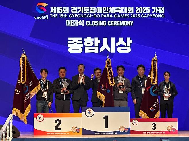 ▲ 성남시장애인체육회 선수단이 지난 24~26일 가평군에서 열린 제15회 경기도장애인체육대회에서 우승을 차지한 후 기념사진을 찍고 있다. /사진제공=성남시장애인체육회