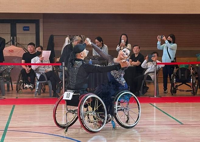 ▲ 댄스스포츠 박경하 선수가 우수한 기량을 보여 4관광을 차지했다. /사진제공=성남시장애인체육회