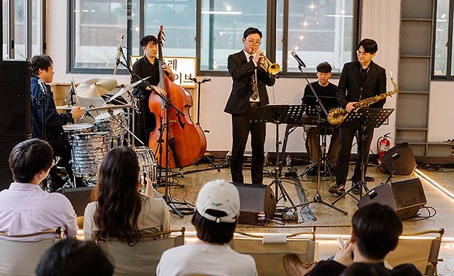 경기상상캠퍼스에서 진행된 '봄꽃포레 숲숲라이브' 장면. 사진=경기문화재단
