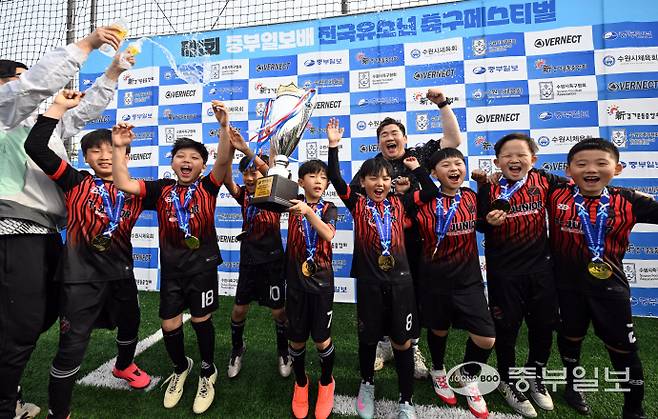 27일 수원 황구지천 생태수자원센터 축구장에서 열린 제1회 중부일보배 전국유소년 축구페스티벌 초등 3년부 우승을 차지한 의왕 T주니어축구교실팀이 우승트로피를 들어 올리고 있다.