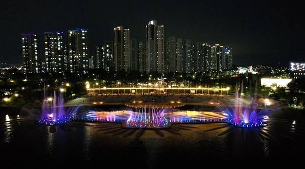 26일부터 운영을 재개한 청라 호수공원 안 음악분수가 야간 경관을 연출하고 있다.<인천경제청 제공>