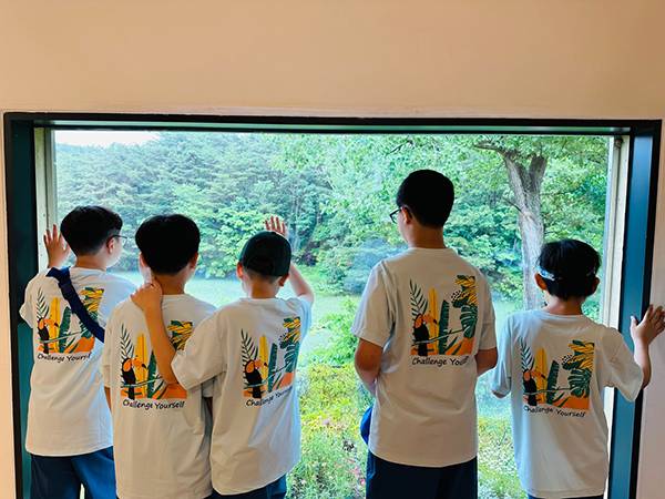 주스아이아동발달연구소, '느린학습자 정서지원 프로그램'에서 학생들이 경주 체험학습을 하고 있다.