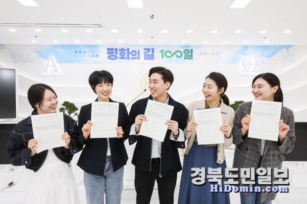 신천지예수교회 성도들이 '인 맞음 확인' 시험지를 들고 활짝 웃고 있다. 사진=신천지예수교회 제공