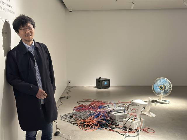 오케이앤피(부산)가 지난 22일부터 열고 있는 ‘세상은 생각보다 허술하게 돌아간다’ 이광기 초대전 풍경. 사진은 ‘세상은 생각보다 허술하게 돌아간다’ 가변 설치 작품을 배경으로 포즈를 취한 이광기 작가. 김은영 기자