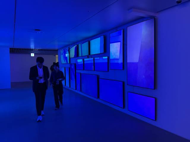 오케이앤피(부산)가 지난 22일부터 열고 있는 ‘세상은 생각보다 허술하게 돌아간다’ 이광기 초대전 풍경. 사진은 신작 ‘카메라 작동 중’(2025). 김은영 기자