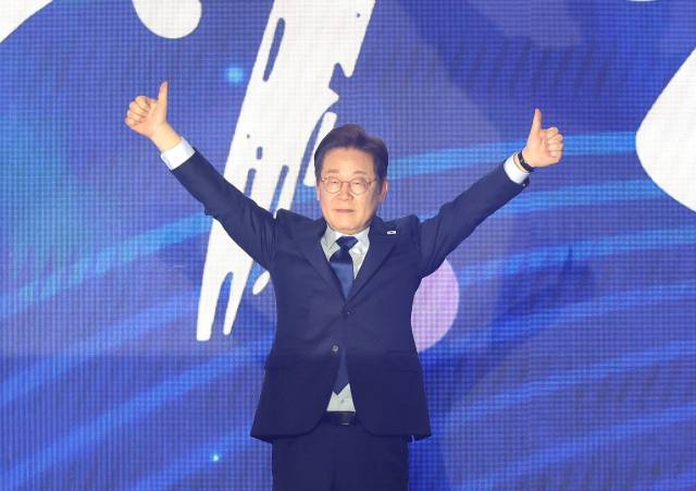 더불어민주당 이재명 대선 경선 후보가 27일 경기 고양시 킨텍스에서 열린 ‘제21대 대통령선거 후보자 선출을 위한 수도권·강원·제주 경선 및 최종 후보자 선출 대회’에서 최종 후보로 확정된 뒤 손들어 인사하고 있다. 연합뉴스