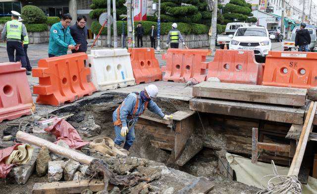 지난 14일 부산 사상구 감전동 새벽시장 맞은편 도로에서 지름 3m, 깊이 2m 싱크홀이 발생했다. 김종진 기자 kjj1761@