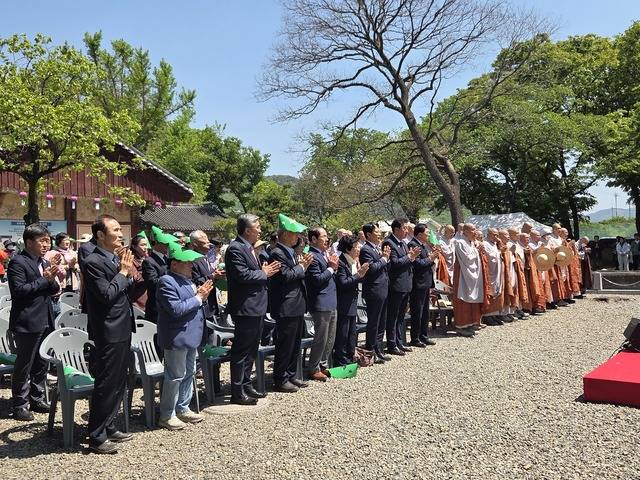 분황사 원효성사 제향대재에 참석자들이 삼귀의례를 올리고 있다.