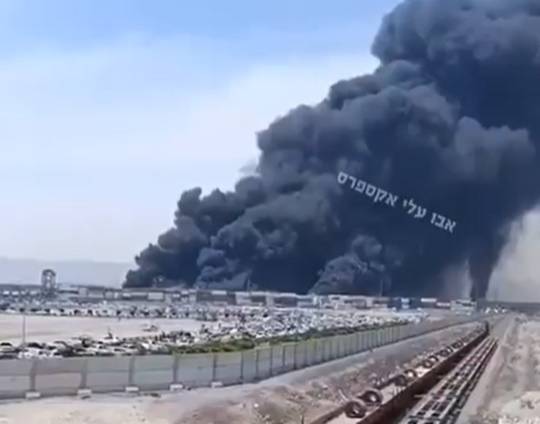 이란 남부 반다르아바스의 항구에서 대규모 폭발 사고가 발생했다.(사진/SNS캡쳐)